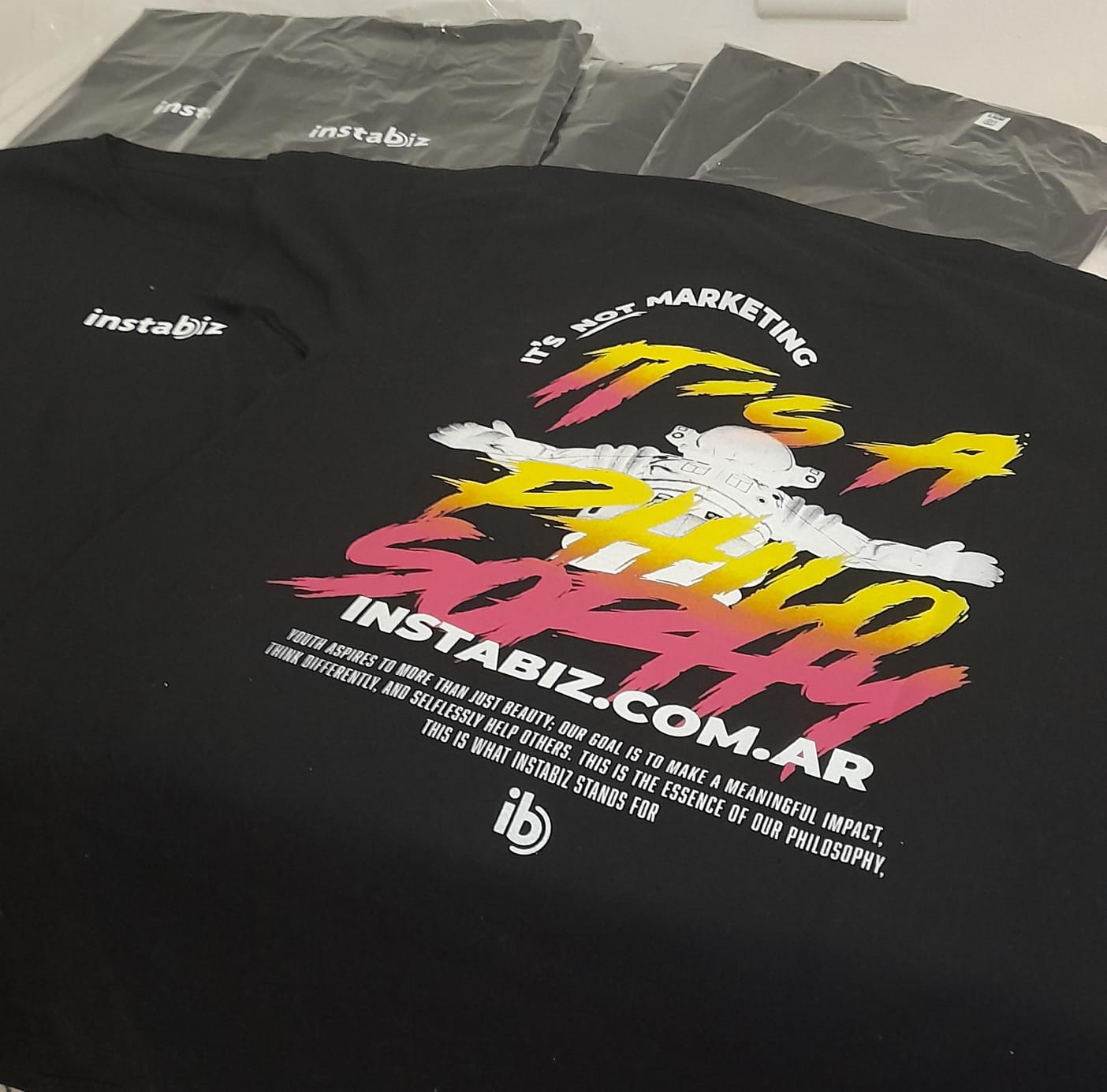 Equipo de Instabiz trabajando en estrategias de marketing digital